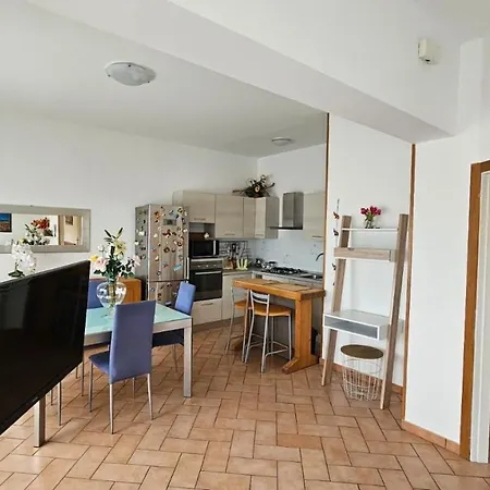 Delizioso Collinare Apartamento Limigiano